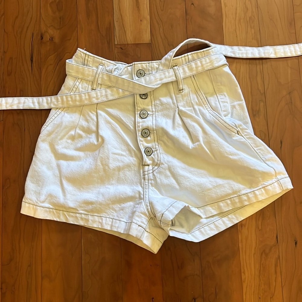 white high waisted denim abercrombie and fitch shorts with belt